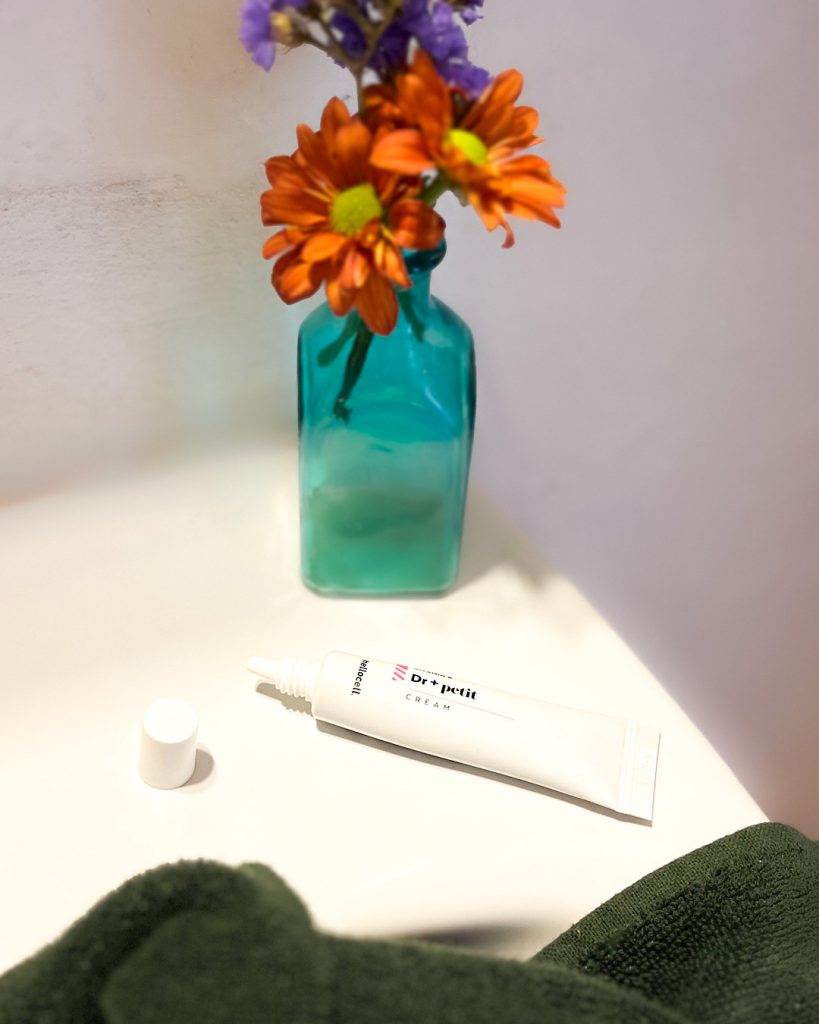 Vitamin K Dr. Petit Cream de Hellocell para tratar irritación y morados