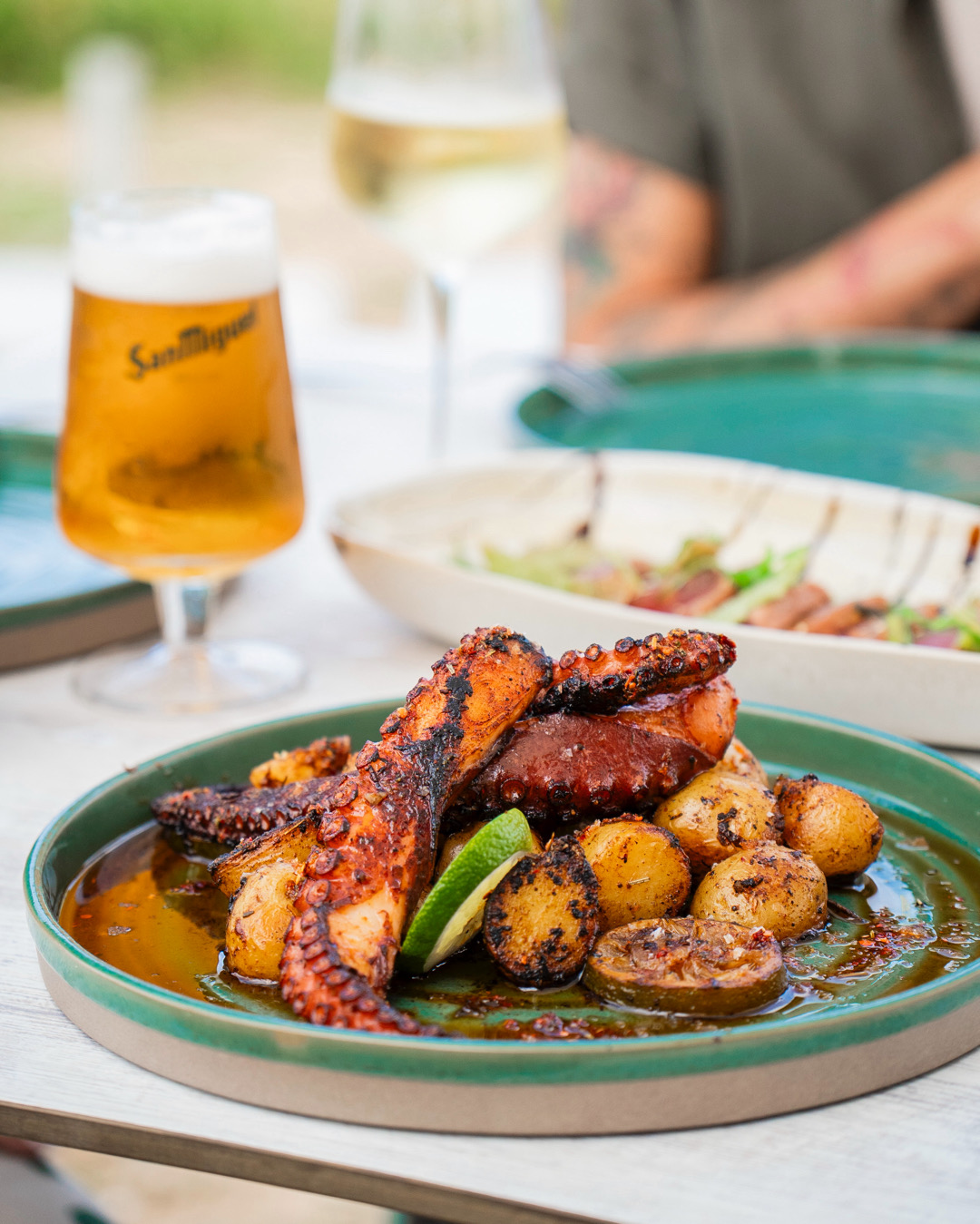 wabi sabi beach mallorca, restaurantes en mallorca con los pies en la arena, restaurantes mallorca, mallorca restaurants, mallorca foodie, aurora vega foodie, planes en mallorca, qué hacer en mallorca, aurora vega foodie, mav magazine