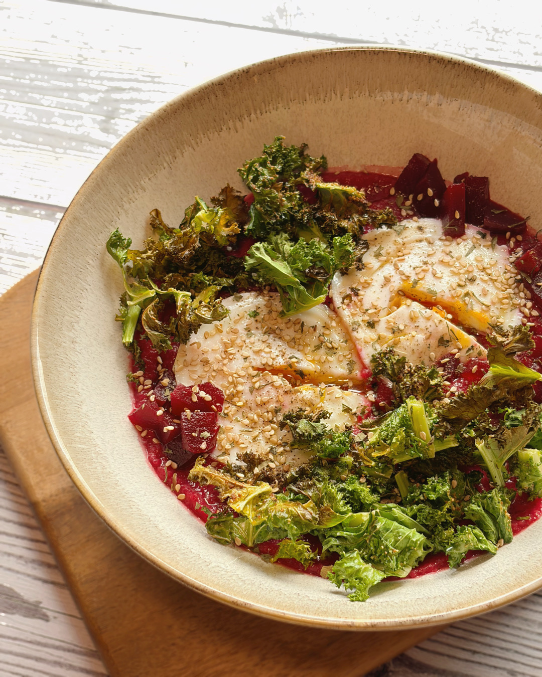 hummus de remolacha con huevos poché y kale crujiente, desayunos saludables, los desayunos de aurora, aurora vega cook, recetas desayunos especiales