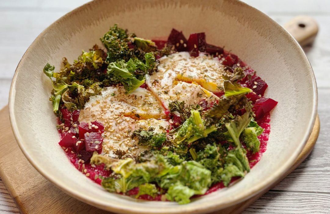 hummus de remolacha con huevos poché y kale crujiente, desayunos saludables, los desayunos de aurora, aurora vega cook, recetas desayunos especiales