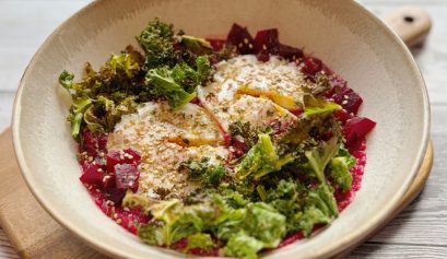 hummus de remolacha con huevos poché y kale crujiente, desayunos saludables, los desayunos de aurora, aurora vega cook, recetas desayunos especiales