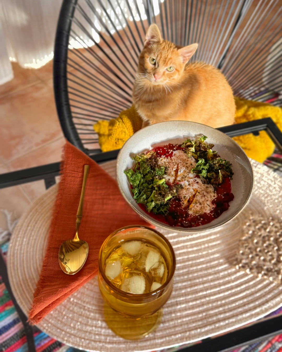 hummus de remolacha con huevos poché y kale crujiente, desayunos saludables, los desayunos de aurora, aurora vega cook, recetas desayunos especiales