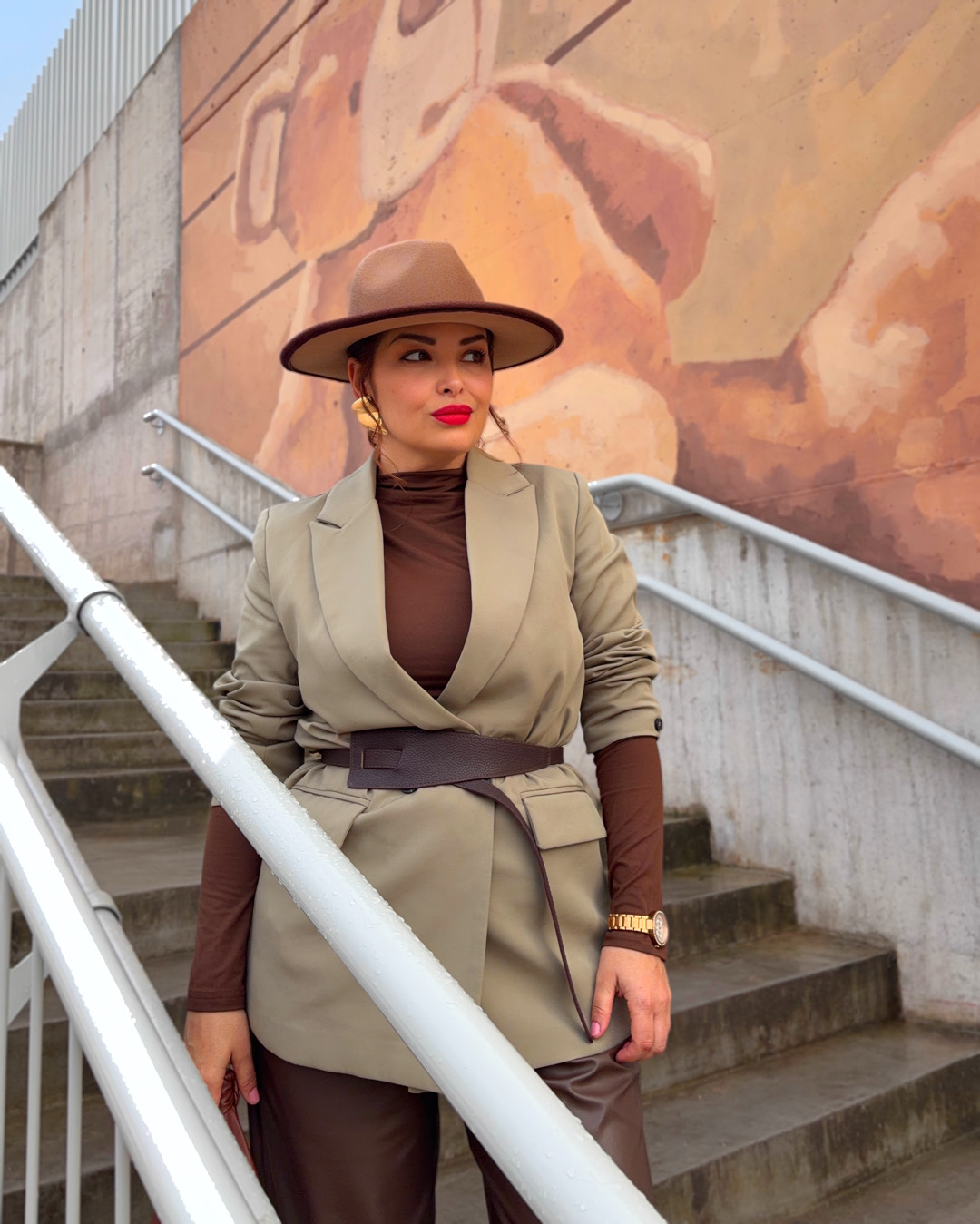 look clásico con complementos boho, look en tonos marrón, fashion blogger mallorca, personal shopper mallorca, personal shopper madrid, auroravegacom, aurora vega personal shopper