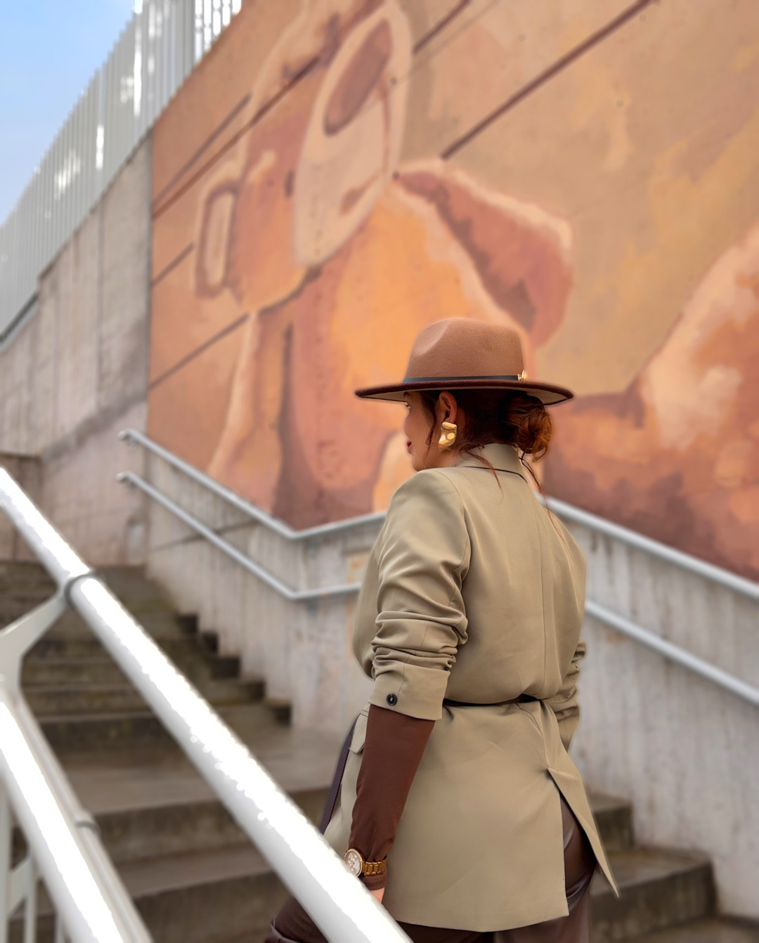 look clásico con complementos boho, look en tonos marrón, fashion blogger mallorca, personal shopper mallorca, personal shopper madrid, auroravegacom, aurora vega personal shopper