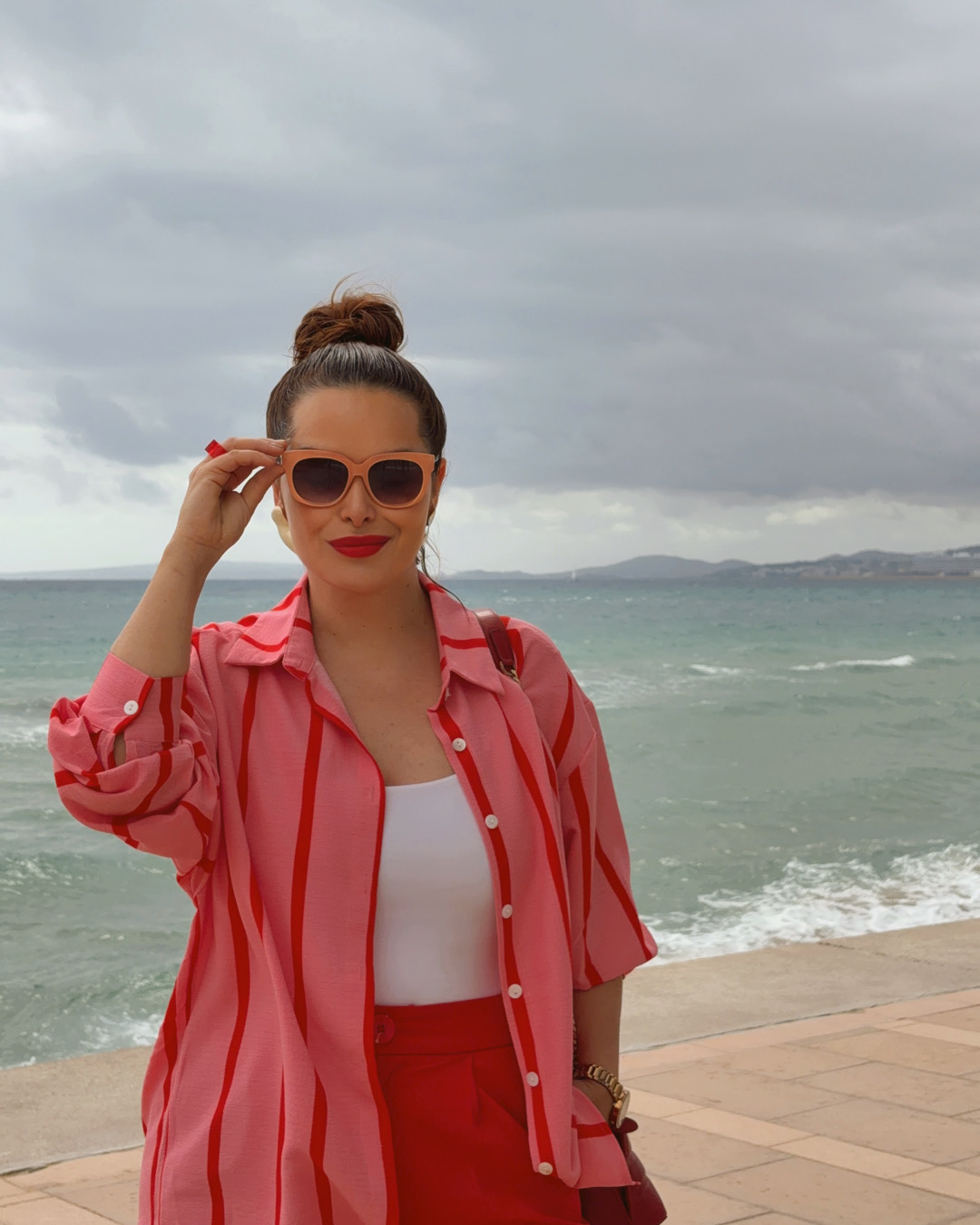 look rojo y rosa, look con camisa de rayas, embajadora shein, look shein, personal shopper mallorca, estilista mallorca, cómo combinar una camisa de rayas