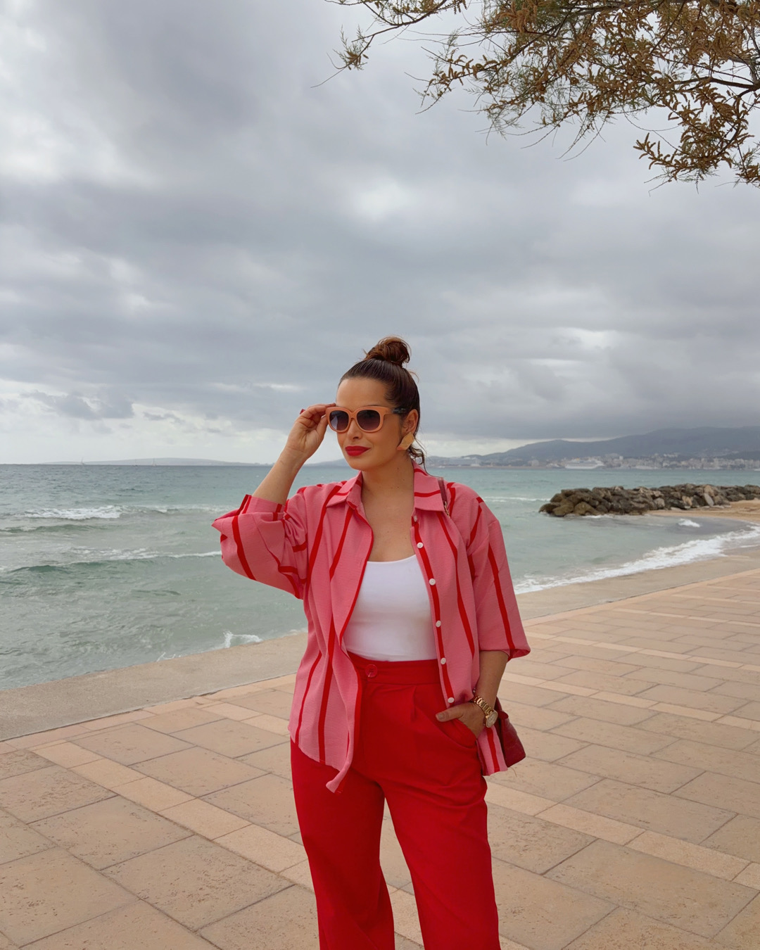 look rojo y rosa, look con camisa de rayas, embajadora shein, look shein, personal shopper mallorca, estilista mallorca, cómo combinar una camisa de rayas