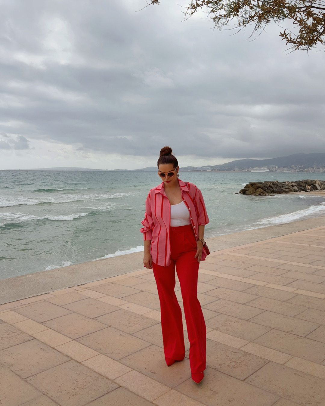 look rojo y rosa, look con camisa de rayas, embajadora shein, look shein, personal shopper mallorca, estilista mallorca, cómo combinar una camisa de rayas