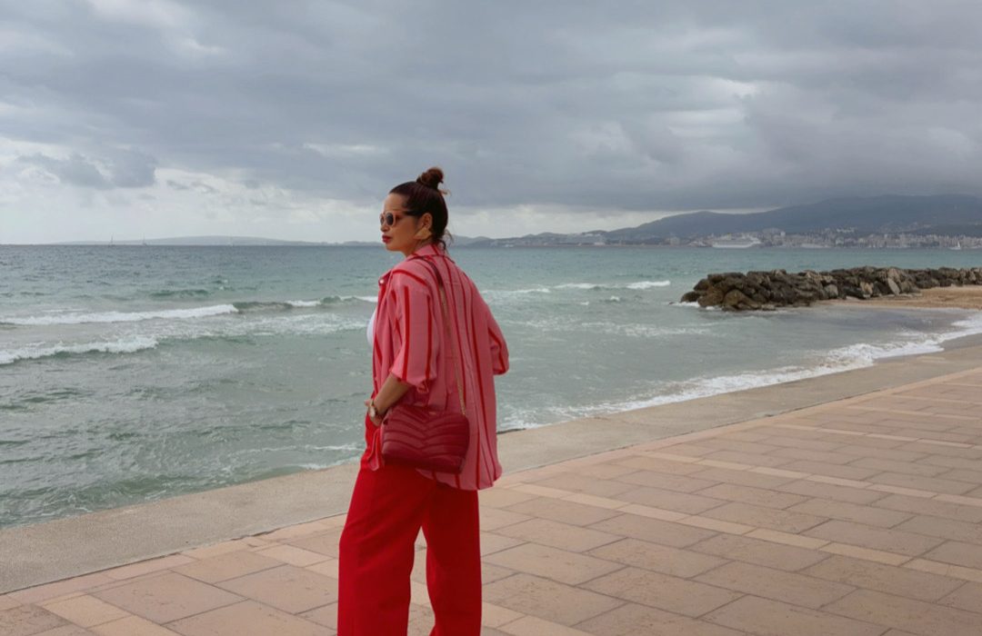 look rojo y rosa, look con camisa de rayas, embajadora shein, look shein, personal shopper mallorca, estilista mallorca, cómo combinar una camisa de rayas