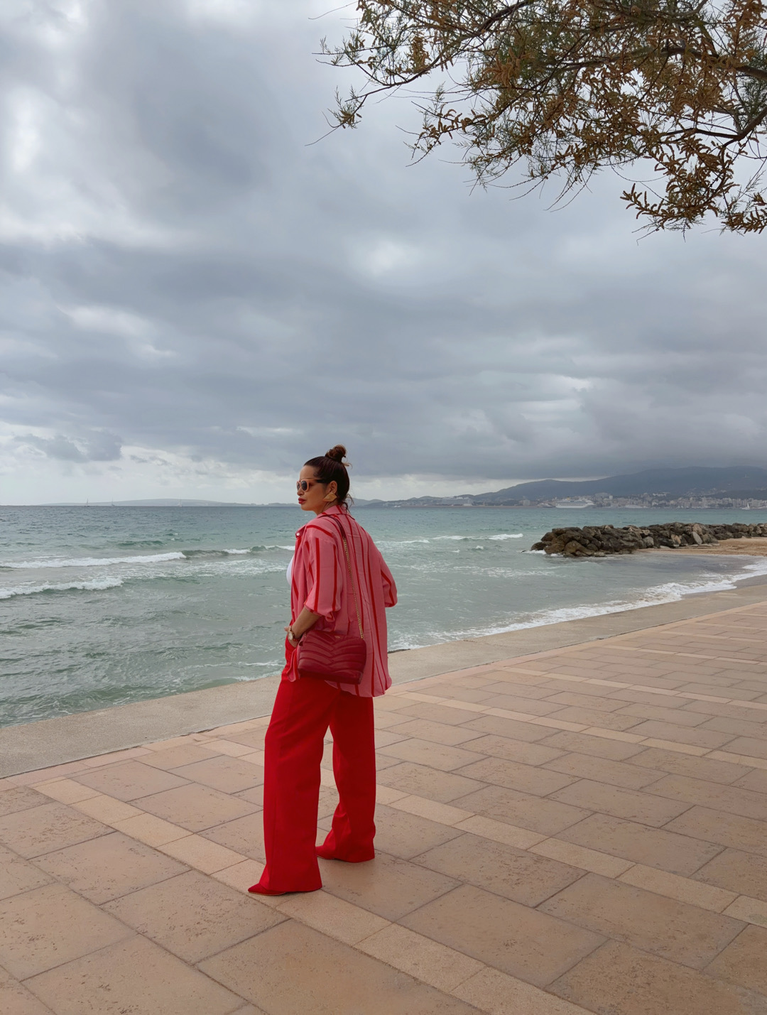 look rojo y rosa, look con camisa de rayas, embajadora shein, look shein, personal shopper mallorca, estilista mallorca, cómo combinar una camisa de rayas