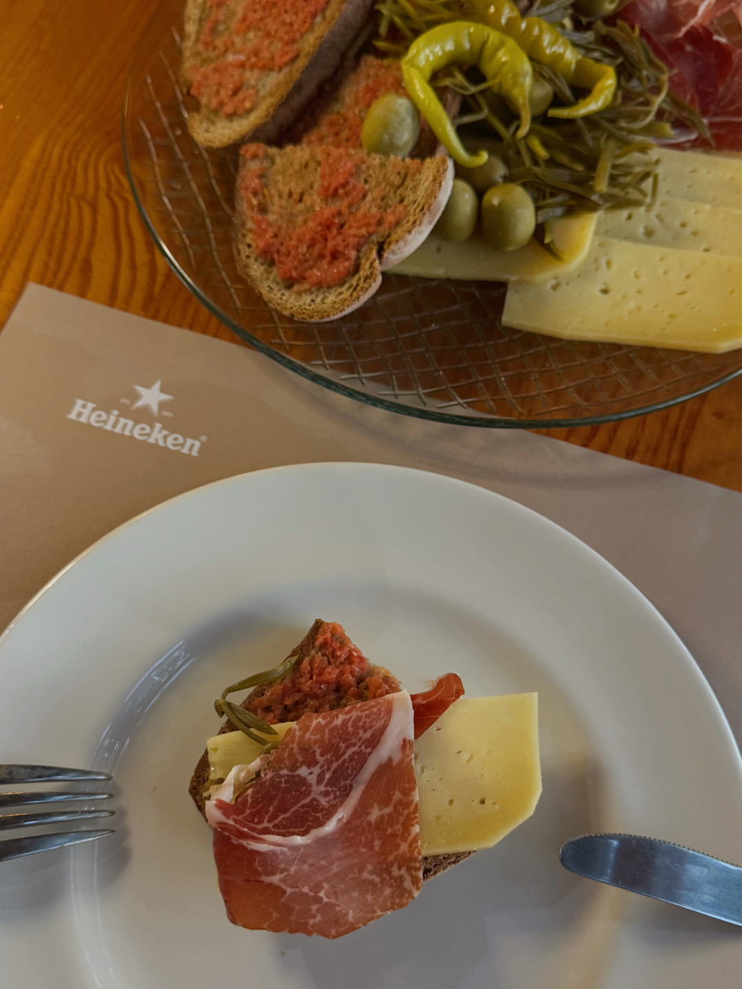 cervecería cruz blanca palma, cervecerías palma, restaurantes palma, bares con tapa en palma, tapas palma, dónde comer tapas andaluzas en palma, mav magazine, aurora vega foodie