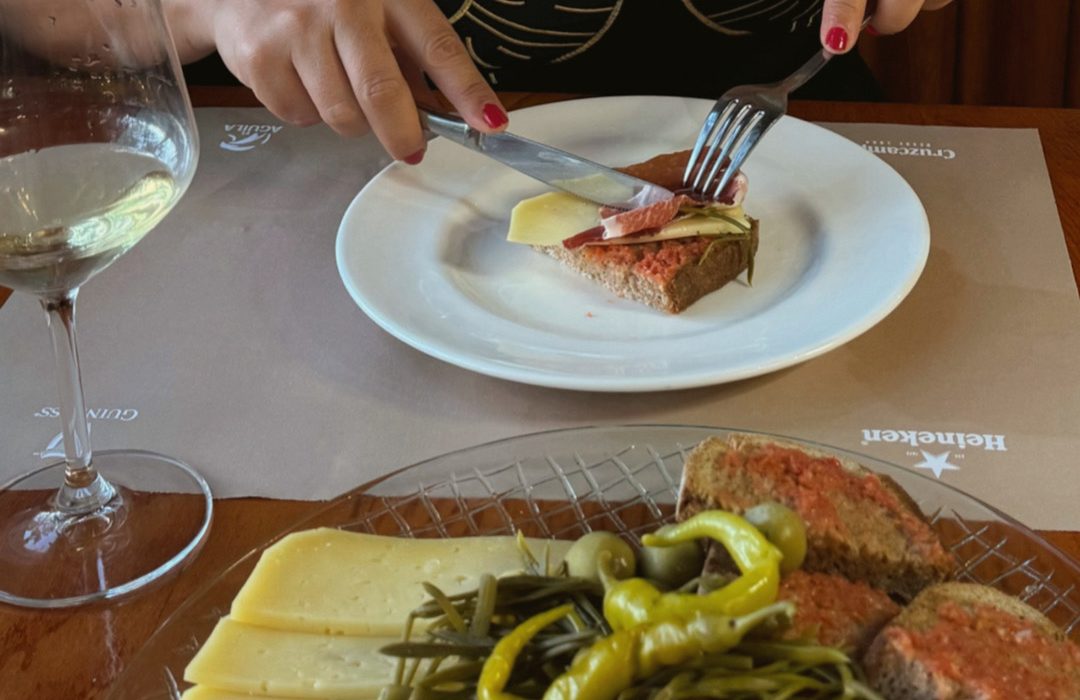 cervecería cruz blanca palma, cervecerías palma, restaurantes palma, bares con tapa en palma, tapas palma, dónde comer tapas andaluzas en palma, mav magazine, aurora vega foodie