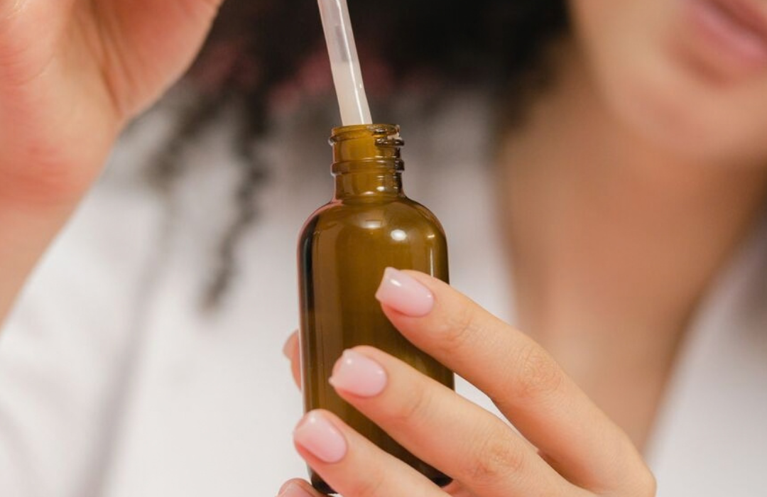Cuándo y cómo se debe usar el sérum dentro de la rutina de cuidado facial, sérum facial, aplicar contorno facial, mav magazine