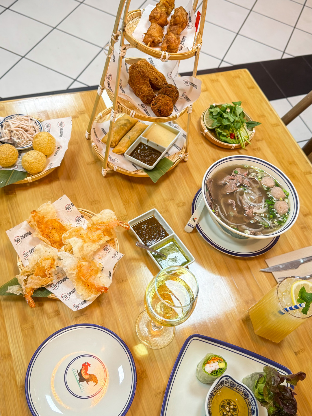 Descubre La Casa del Pho, el nuevo restaurante vietnamita en Palma donde disfrutar de platos tradicionales, sabores auténticos y una propuesta gastronómica a muy buen precio. Desde sus rollitos frescos y brochetas de pollo satay hasta su pho de ternera con caldo casero elaborado durante 64 horas, una experiencia para viajar a Vietnam sin salir de Palma.